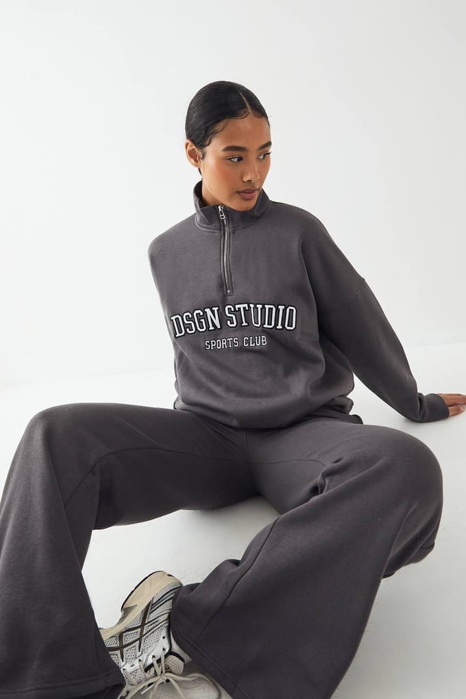 boohoo Dames DSGN Studio Applique Straight Leg Jogger | Houtskool | Maat: Small