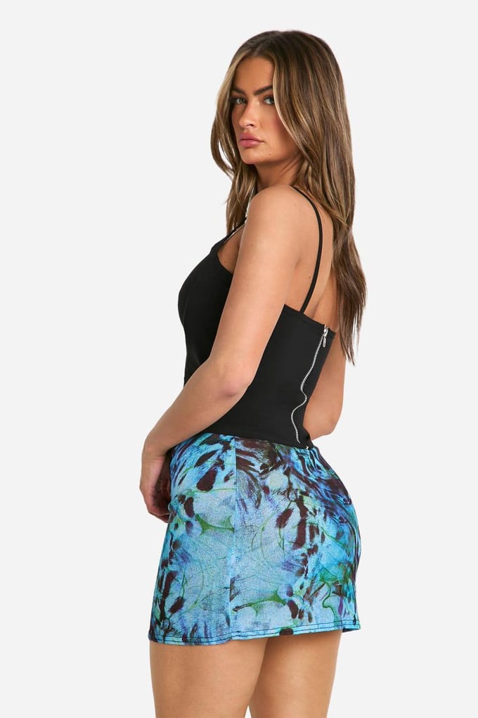 boohoo Dames Bedrukte getextureerde mesh mini-rok | Blauw | Maat: 38