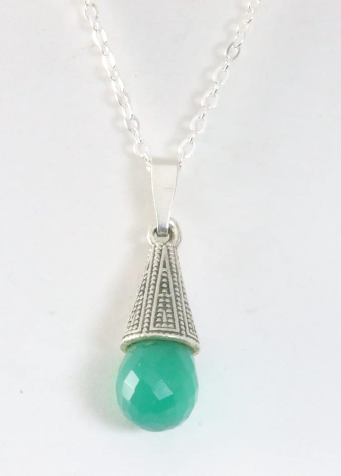 Fijne zilveren hanger met groene aan ketting