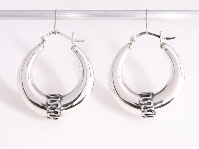 Bewerkte zilveren Bali oorringen - ø 34 mm.