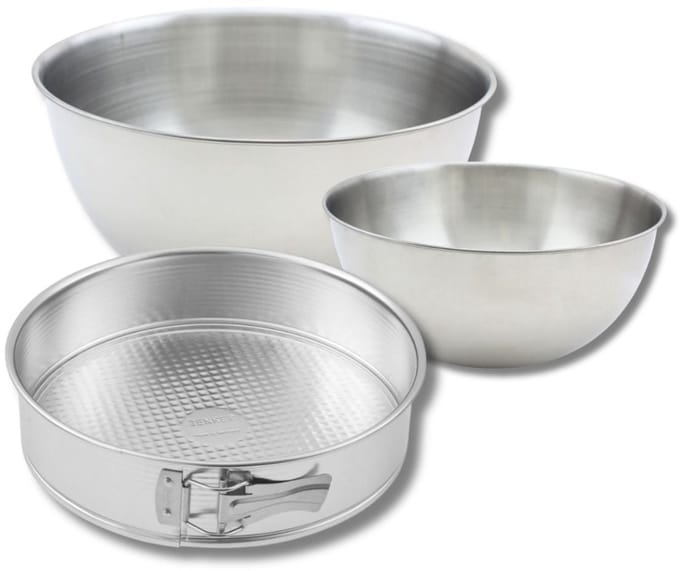 Set bestaande uit 1 springvorm 28 cm, 1 spatel Zenker en 2 mengkommen van roestvrij staal Fackelmann