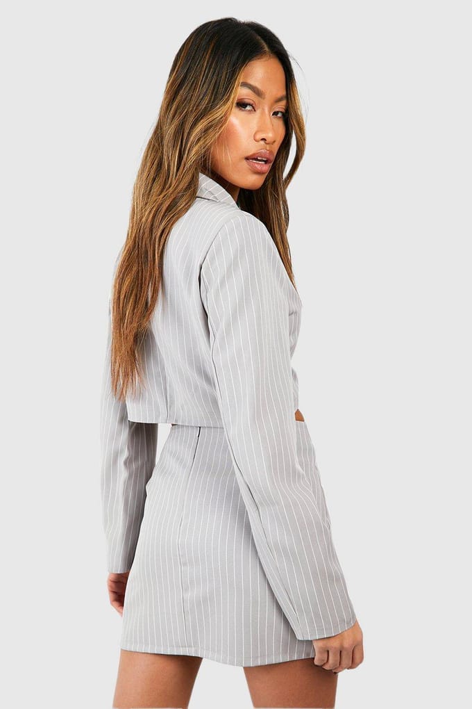 boohoo Dames Pinstripe Tie Waist Cropped Blazer | Grey | Maat: 6