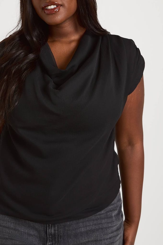 boohoo Dames Plus Chiffon Hoge Col Top | Zwart | Maat: 44