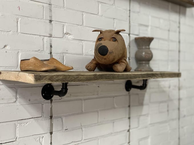 Steigerhouten vintage plank met steunen. Pijpconstructie. Stoer.