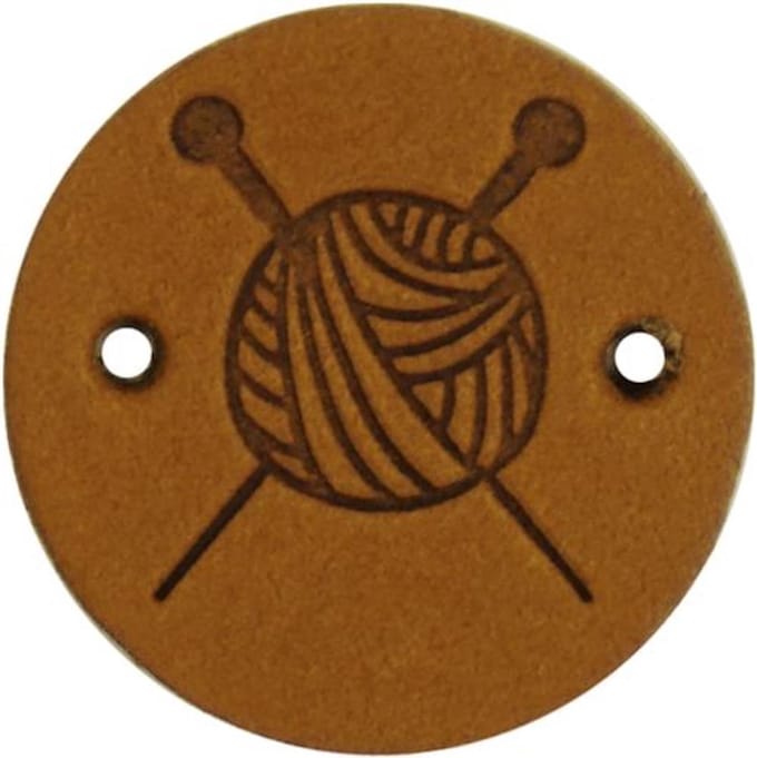 Durable Leren Label met Bolletje Wol en Breinaalden – 2 cm – Set van 2 Stuks