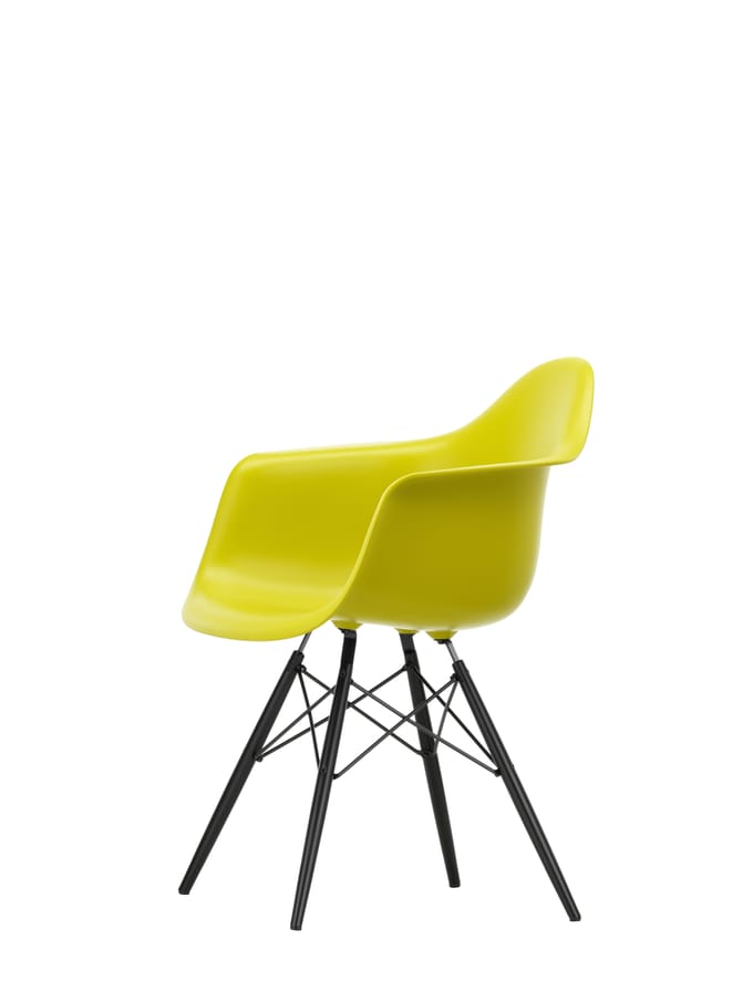 Vitra - DAW Eames Plastic Armchair - mosterd RE - esdoorn zwart - geel
