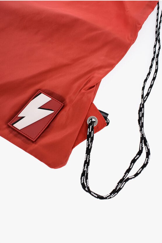 Effen nylon rugzak met trekkoord en monogram in rood