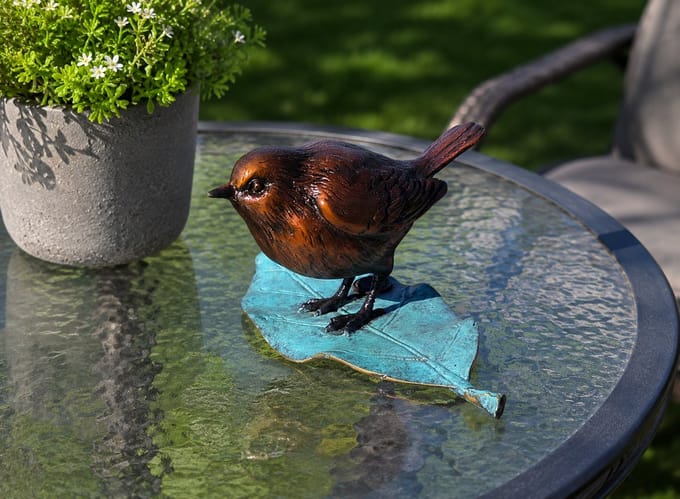 WINTERKONINKJE OP BLAD / VOGEL / BRONZEN BEELD