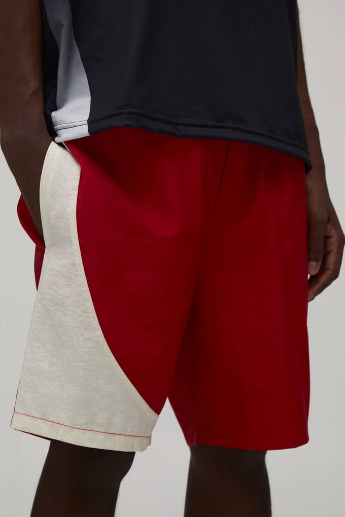 Ontspannen Pasvorm Gebogen Paneel Middellange Nylon Shorts | Red | Size Medium