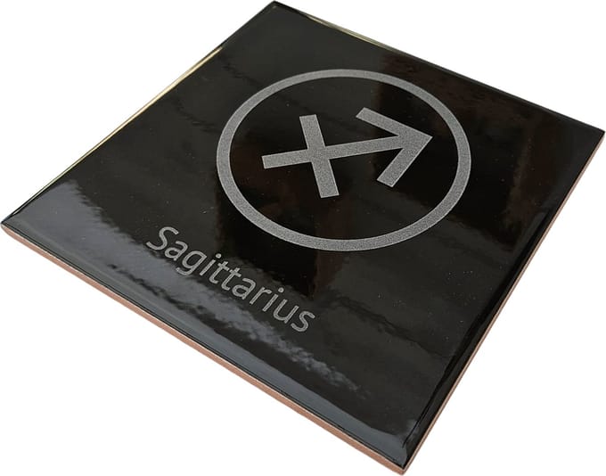 MGM Trading - Horoscoop - Sagittarius - Boogschutter - Hoogglans zwarte tegel - 15 bij 15 cm - Laser gegraveerd