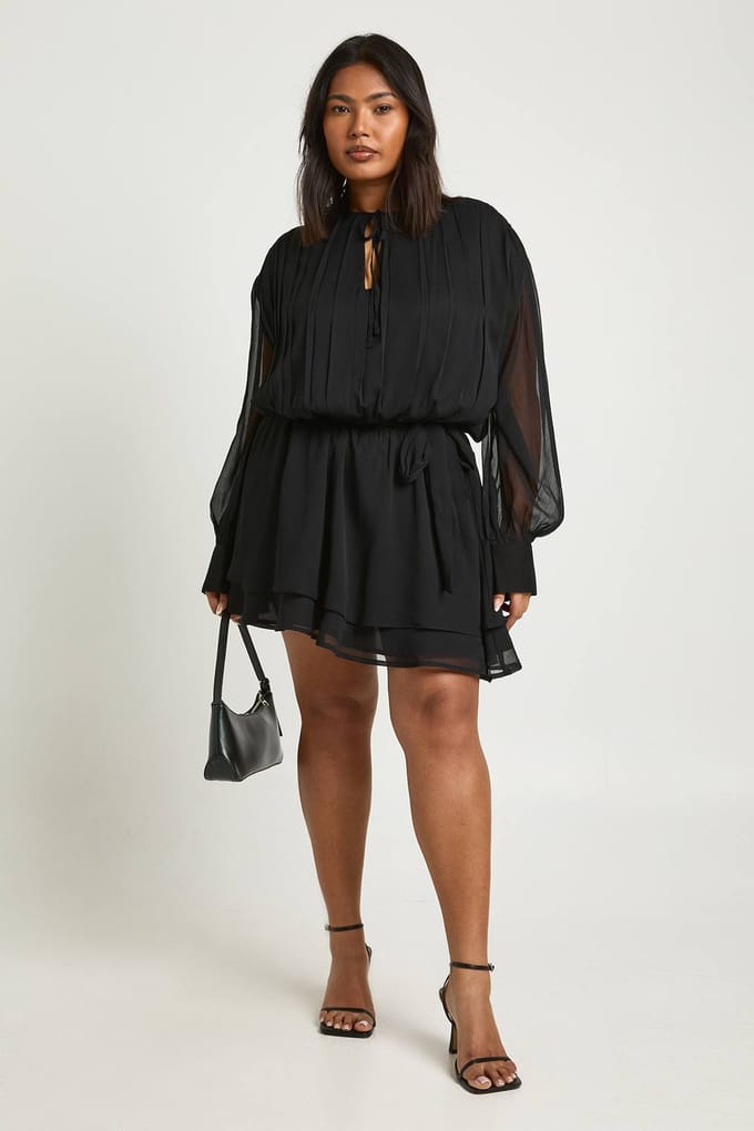 boohoo Dames Plus Chiffon Blouson Ruffle Strikceintuur Skater Jurk | Zwart | Maat: 44