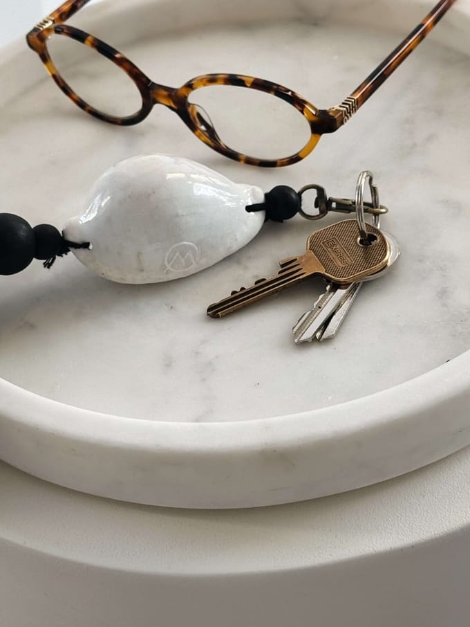 SORA - Sieraad Sleutelhanger - Natuur Stijl - Witte Schelpen - Macramé Koord