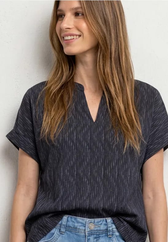 Shirt met afhangende schouders en split in de hals