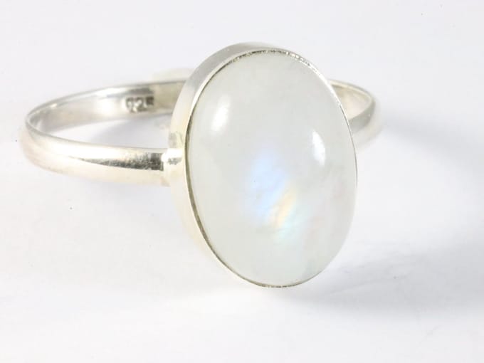 Ovale zilveren ring met regenboog maansteen - maat 18.5