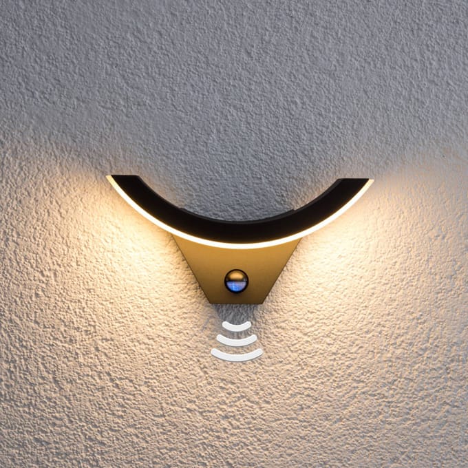 Lucande LED buiten wandlamp Half, sensor, antraciet, IP54