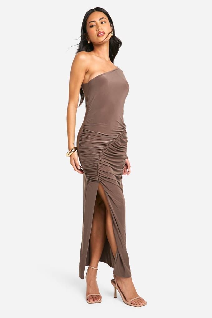boohoo Dames One-shoulder slinky geroqueerde maxi-jurk | Mokka | Maat: 44
