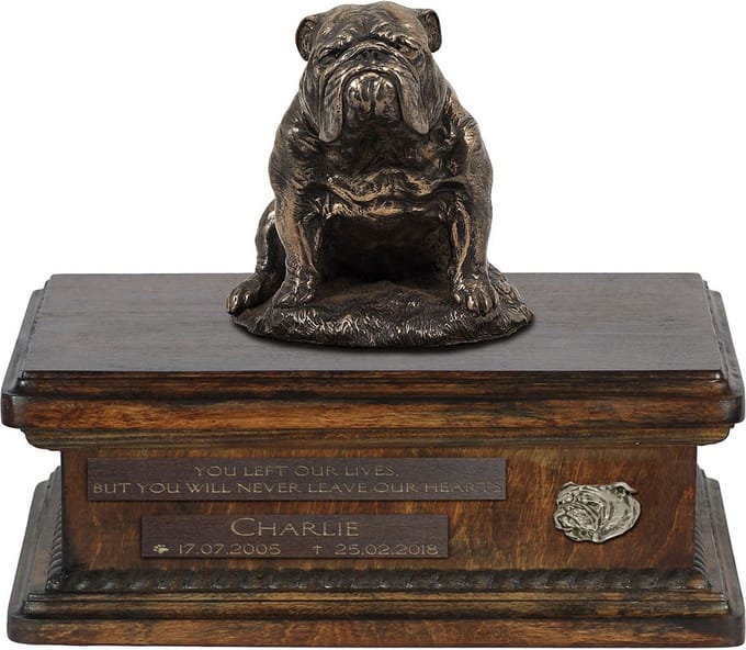 Persoonlijke houten urn voor bulldog as met beeldje