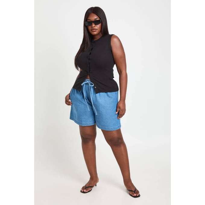 boohoo Dames Plus Chambray Boxy Flippy Short | Mid Wash | Maat: 20