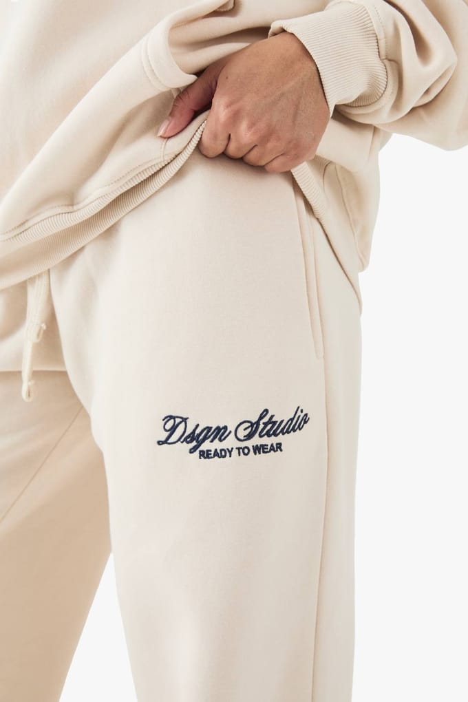 Dames DSGN Studio Geborduurd Straight Leg Jogger | Cream | Maat: Large
