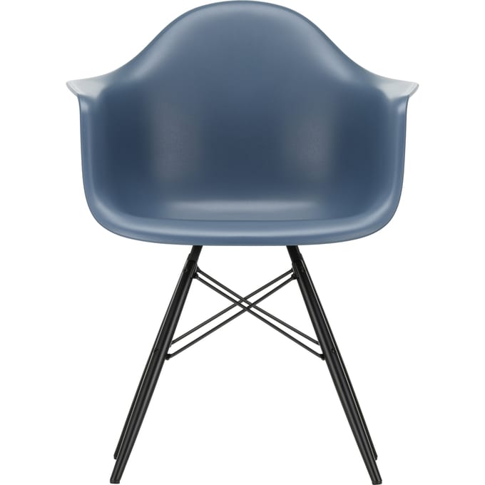 Vitra DAW Eames Plastic Armchair - zeeblauw RE - esdoorn zwart