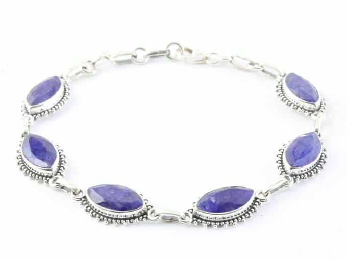 Bewerkte zilveren armband met blauwe saffier