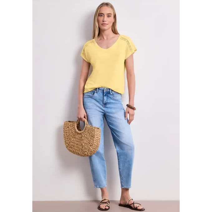 Shirt met V-hals en gehaakte details