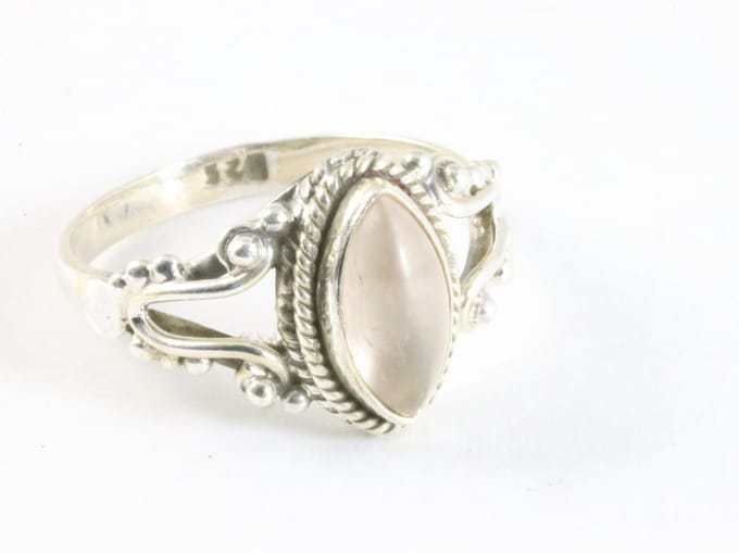 Fijne bewerkte zilveren ring met rozenkwarts - maat 18