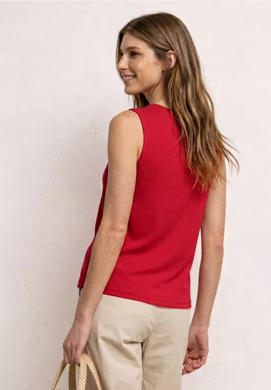 Basic top met hartvormige halslijn