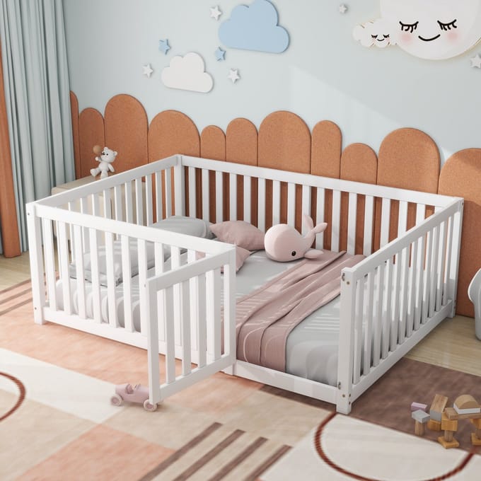 Kinderbed 140 x 200, houten bedframe met leuning en deur, wit
