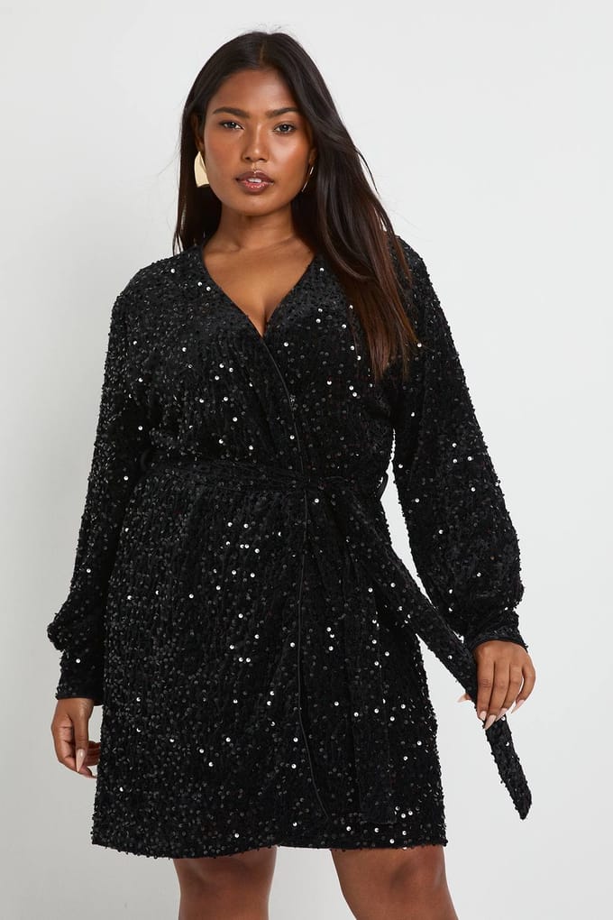 boohoo Dames Plus fluwelen pailletten wikkel minijurk | Black | Maat: 26