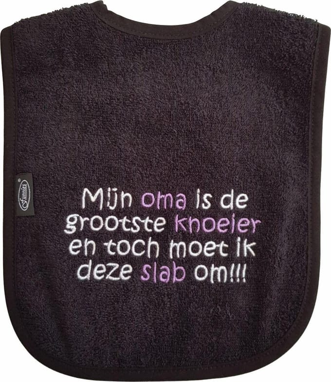 Zwarte slab met "Mijn oma is de grootste knoeier en toch moet ik deze slab om!!!"