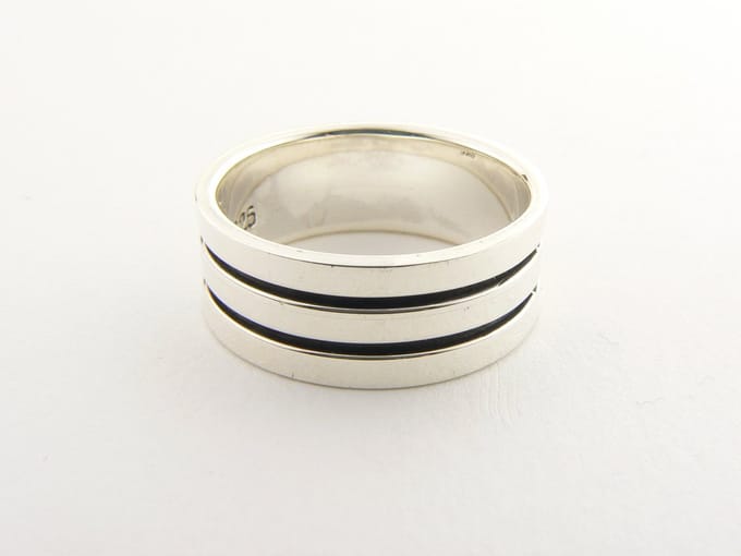 Zilveren ring met zwarte banden - maat 17