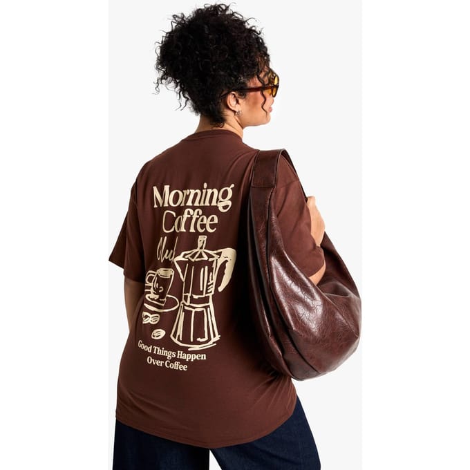 boohoo Dames PLUS MORNING COFFEE OVERSIZED T-SHIRT | Bruin | Maat: 44