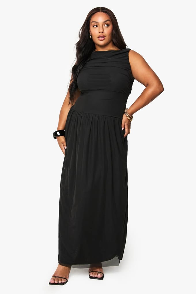 boohoo Dames Plus Mesh Geruched Drop Hem Maxijurk | Zwart | Maat: 46