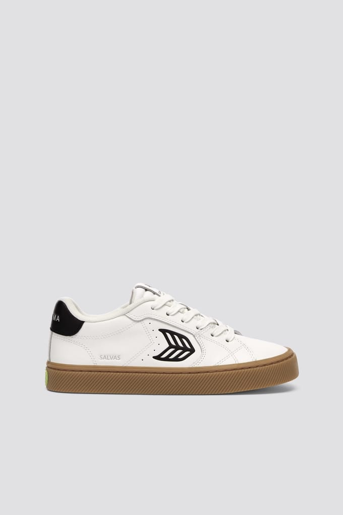 Cariuma Salvas Leather Gum Warm White Black Logo Maat: 41 | Sneakers Outlet | Unisex | Wit