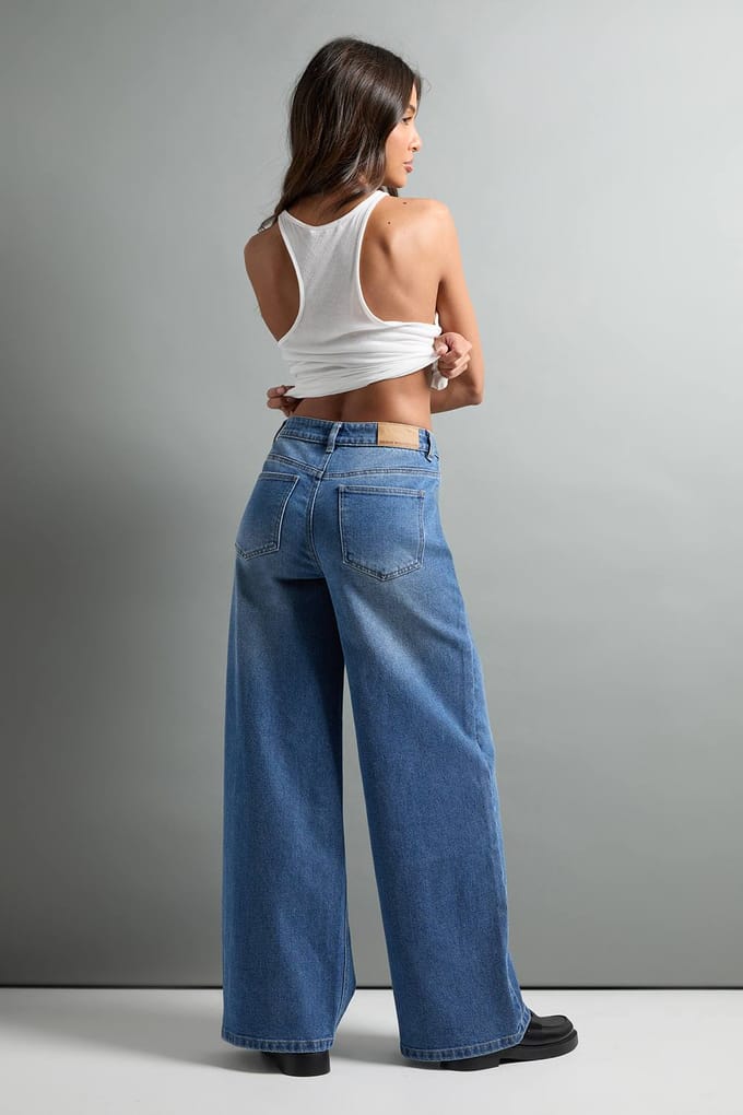 boohoo Dames De jeans met een midden taille en wijde pijpen | Washed Indigo | Maat: 8/32L