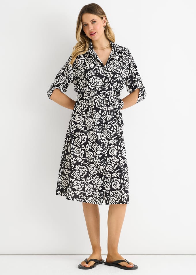 Zwarte midi-jurk met knoopsluiting en ceintuur