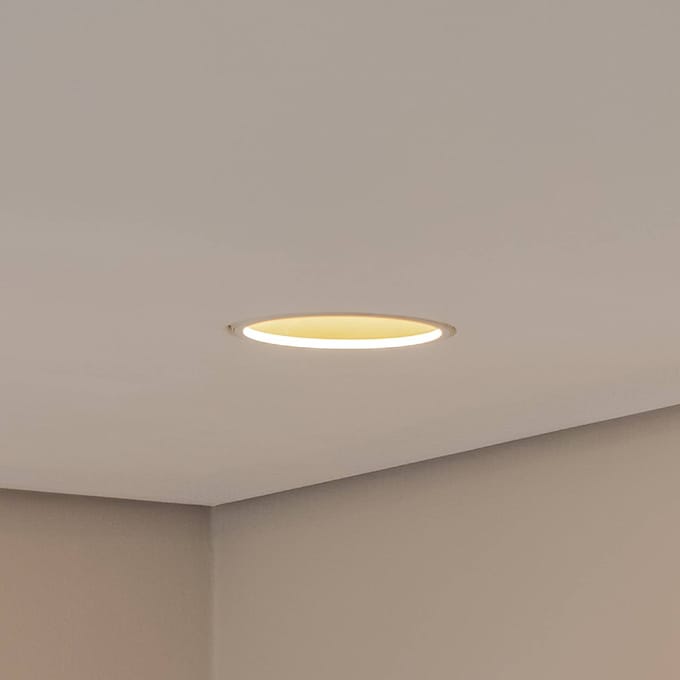 Bega LED plafondinbouwspot Studio Line, wit/messing, gegoten aluminium