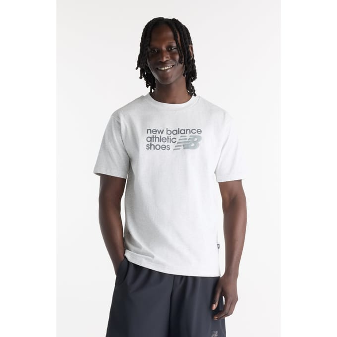 New Balance Athletics Premium Relaxed Chest Logo T-shirt Ash Heather Größe: M | Basic T-Shirts Outlet | Herren