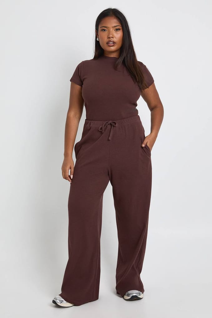 boohoo Dames Plus Rib wijde pijpenbroek | Chocoladebruin | Maat: 44