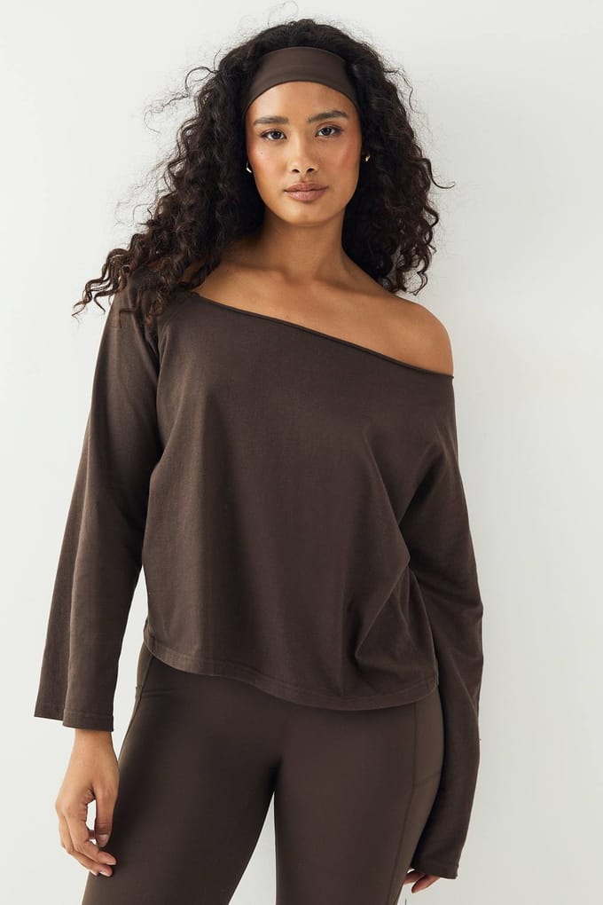 Dames DSGN Studio Off-Shoulder Lange Mouwen T-shirt | Espresso | Maat: Medium