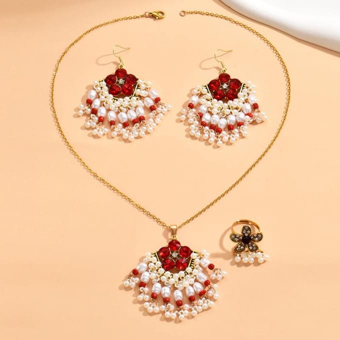 Ensemble de trois pièces de collier, boucles d'oreilles et bagues avec perles et fleurs, accessoires simples et scintillants à la mode rouge