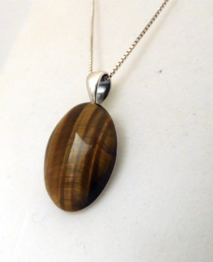 Sierlijke hanger van een tijgeroog-met Keltische knoop