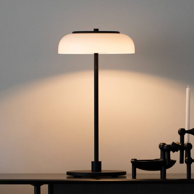Nuura LED tafellamp Blossi, hoogte 43 cm, zwart/opaak