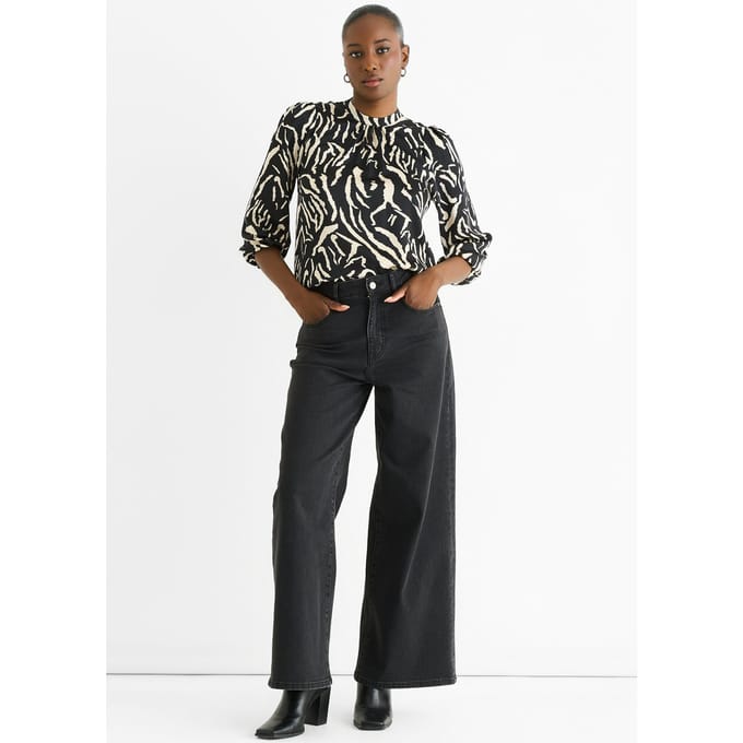 Zwarte satijnen blouse met hoge kraag en dierenprint