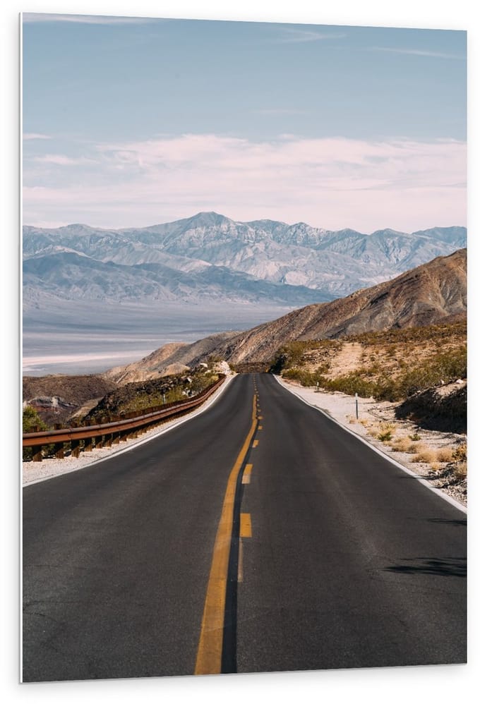Forex - Weg Tussen de Bergen - 80x120cm Foto op Forex