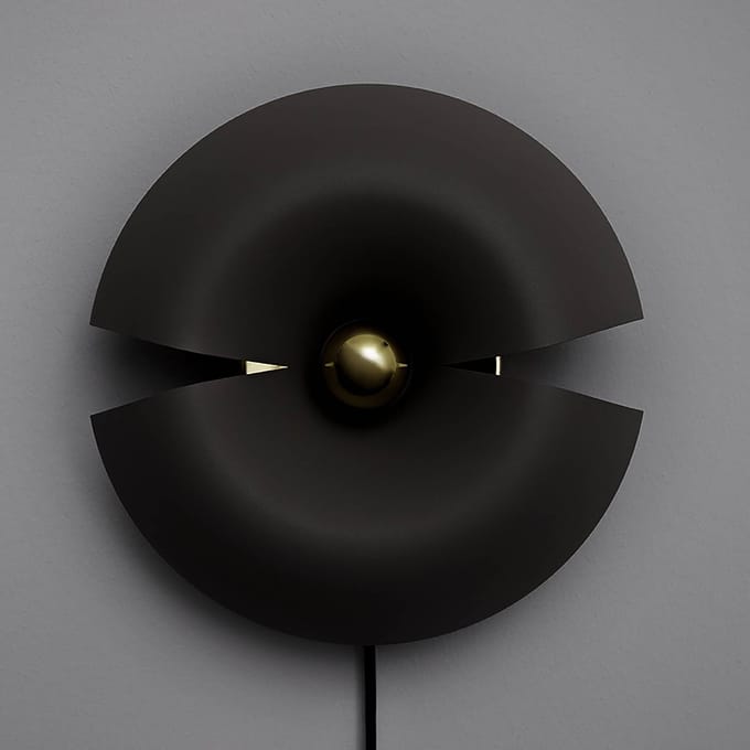 AYTM wandlamp Cycnus, zwart, Ø 30 cm, stekker, aluminium, E27