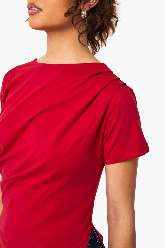 boohoo Dames Asymmetrische zoom T-shirt met ingesnoerde taille | Rood | Maat: 36