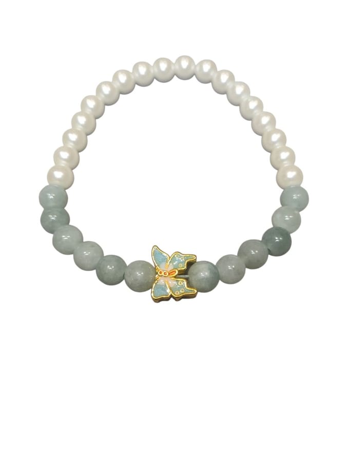 Groene chalcedoon elastische armband met vlinder bedel en imitatie schelpkralen.