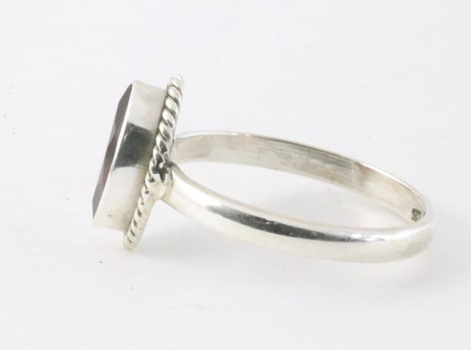 Fijne bewerkte zilveren ring met granaat - maat 19